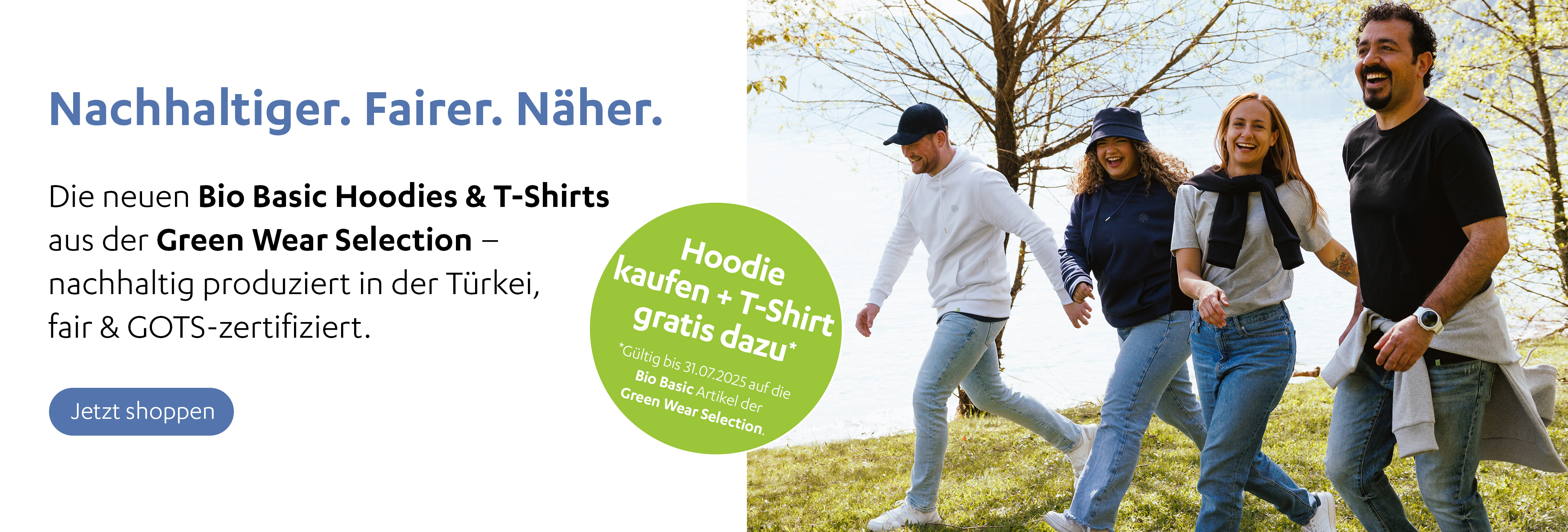 Auf dem Bild sieht man vier Personen am See die die neue Kollektion der Green Wear Selection tragen.